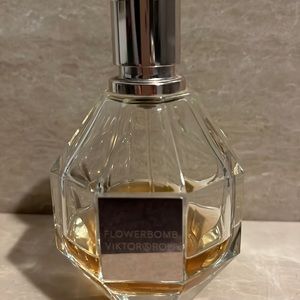 Viktor & Rolf Flowerbomb 1/4 bottle left